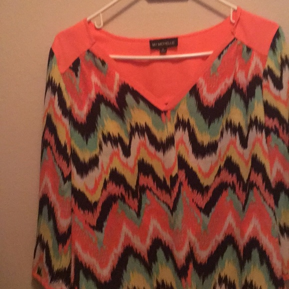 Dressy nice top. Comfortable and flowing - Picture 2 of 5